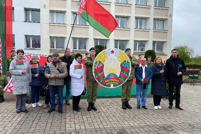 Под флагом и гербом своей страны: работники «Сморгоньсиликатобетона» приняли участие в митинге на главной площади города