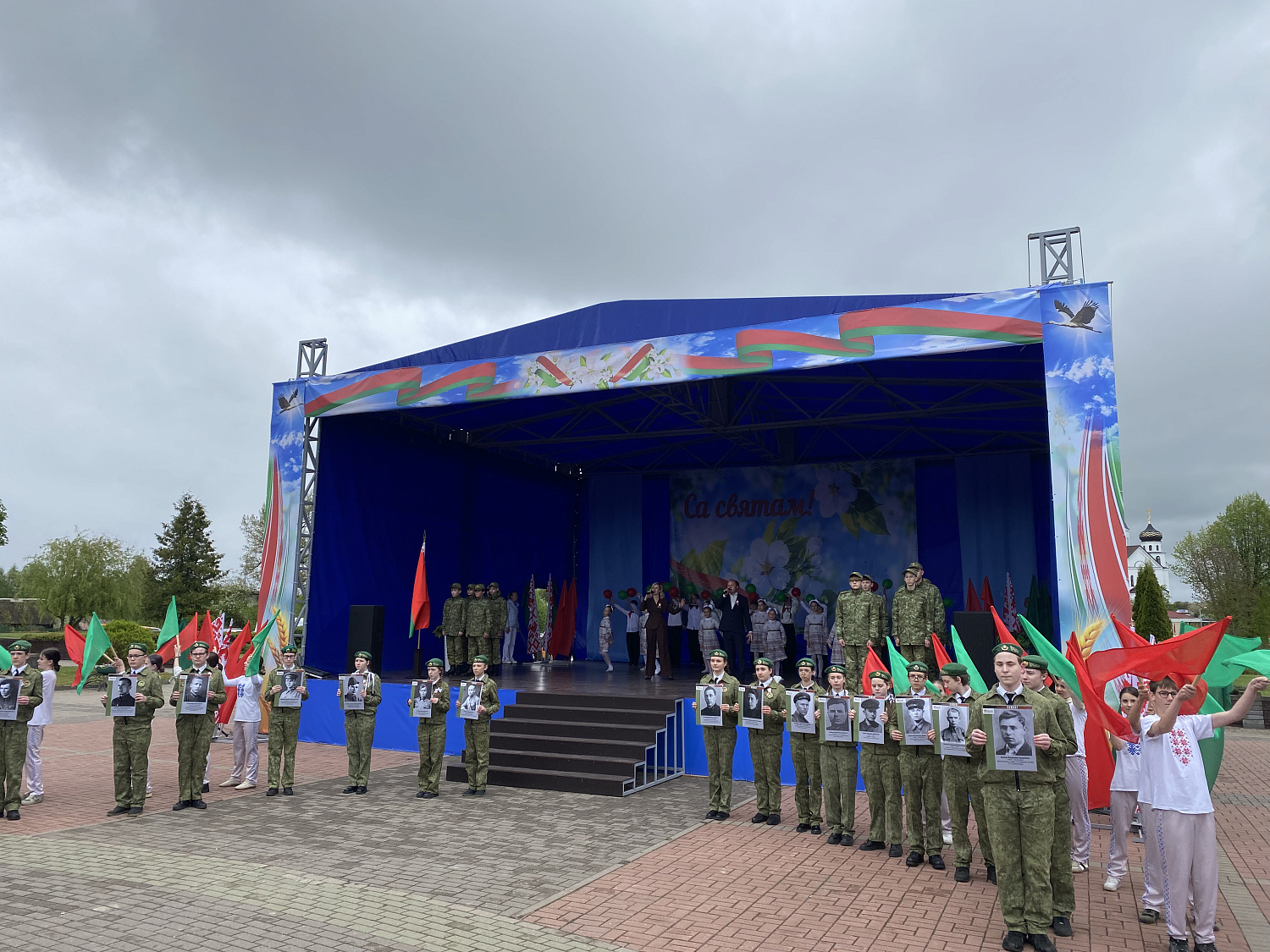 Под флагом и гербом своей страны: работники «Сморгоньсиликатобетона» приняли участие в митинге на главной площади города