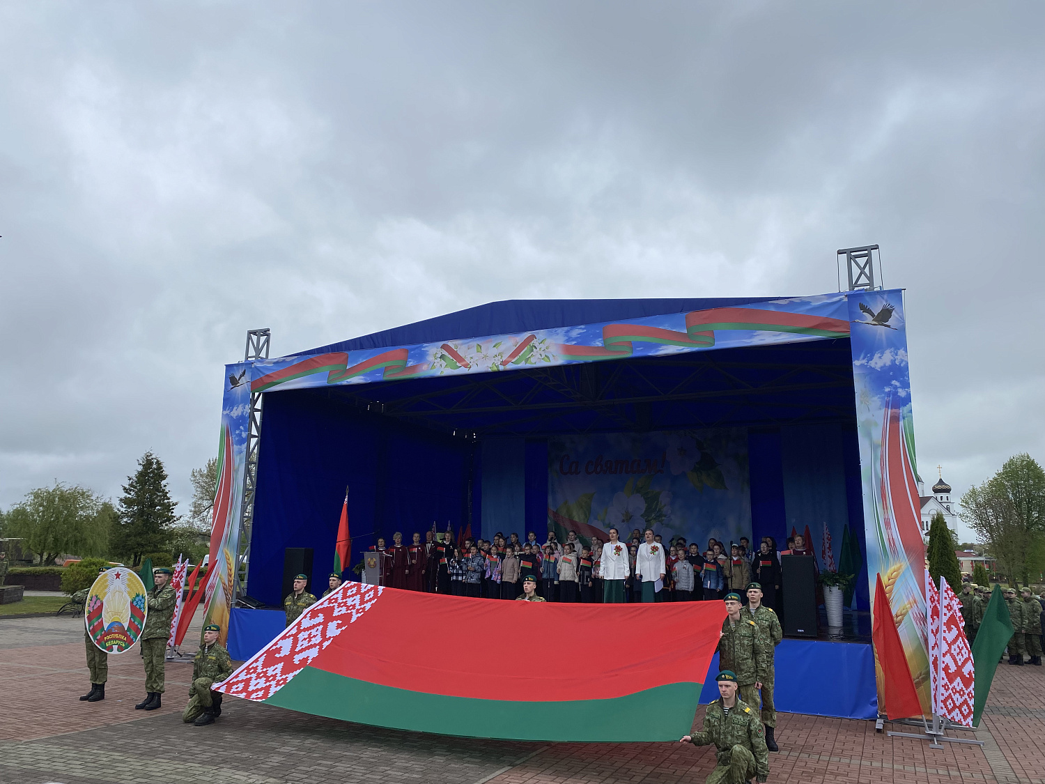 Под флагом и гербом своей страны: работники «Сморгоньсиликатобетона» приняли участие в митинге на главной площади города