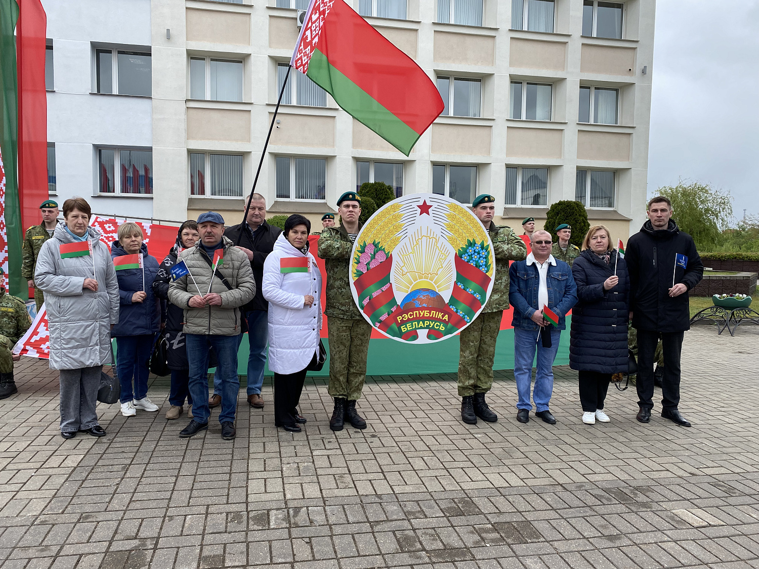 Под флагом и гербом своей страны: работники «Сморгоньсиликатобетона» приняли участие в митинге на главной площади города